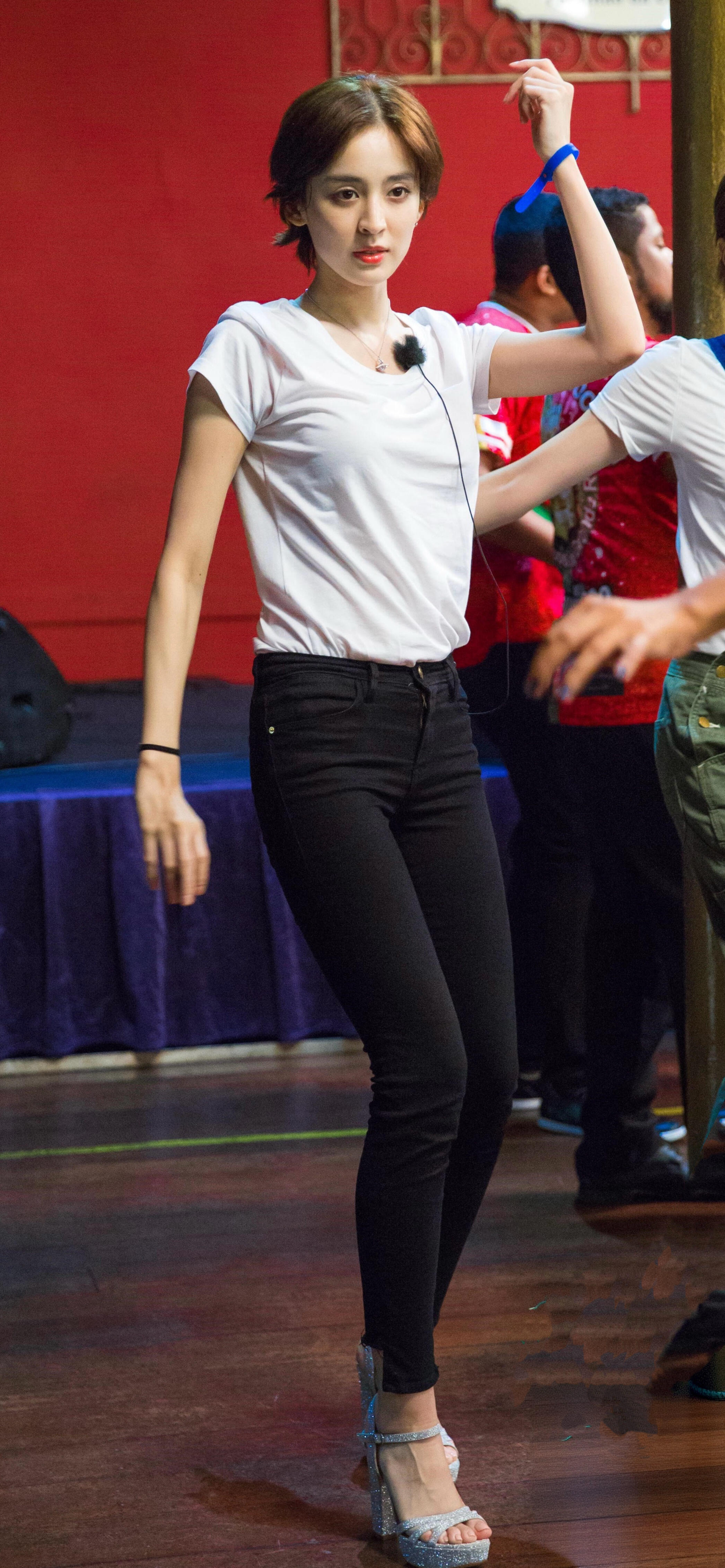 古力娜扎早期舞台表演练习体态真好