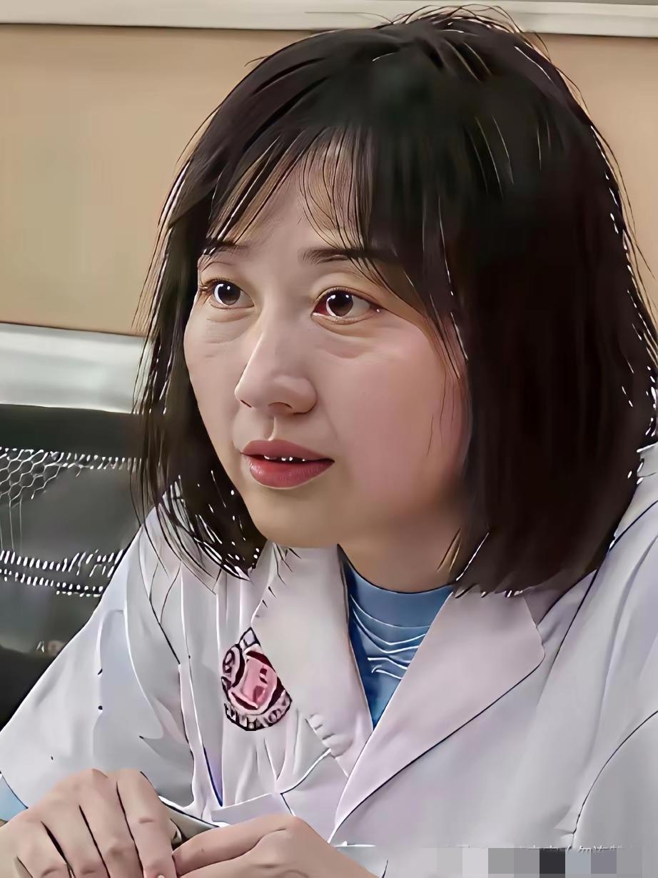 素颜状态下的曾琦医生，其实和我们普通人一样，也是一位中年的女性了，她看上去要比实