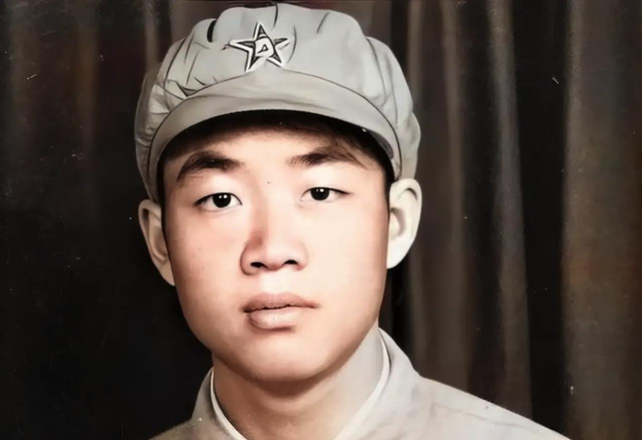 1951年，15岁的小战士擦炮管时，没打招呼就朝美军阵地开了一炮。连长大怒，正要