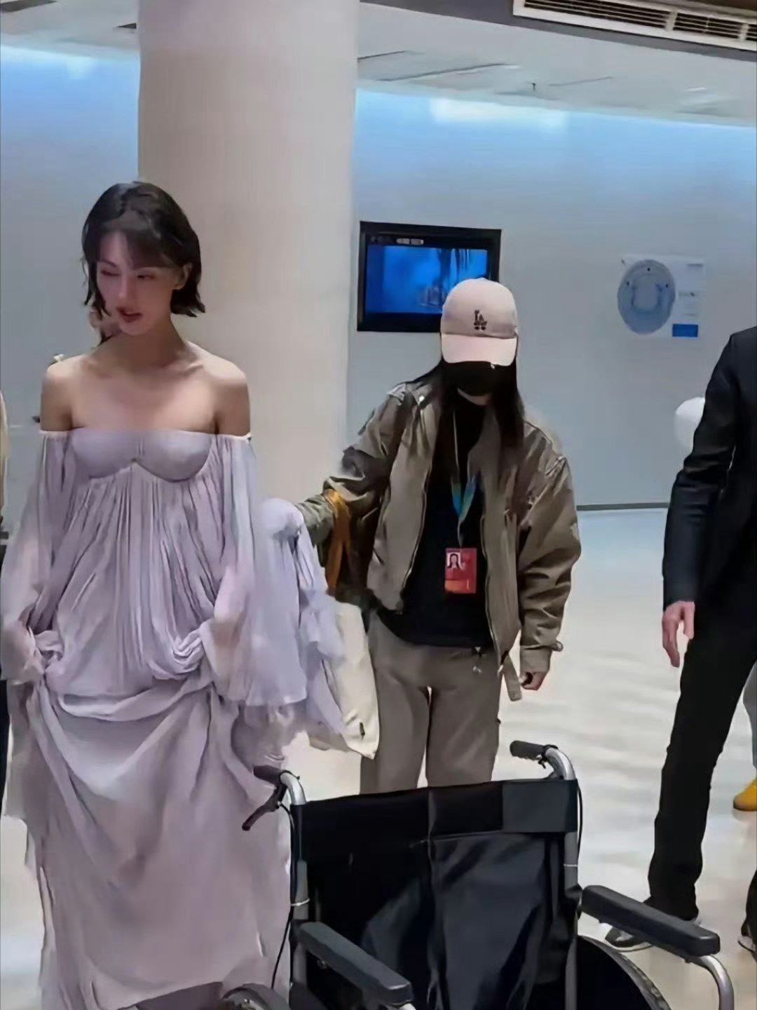 真不明白女明星咋想的，穿得那叫一个怪，胸前设计太尴尬，露又不彻底，遮又没遮住，看