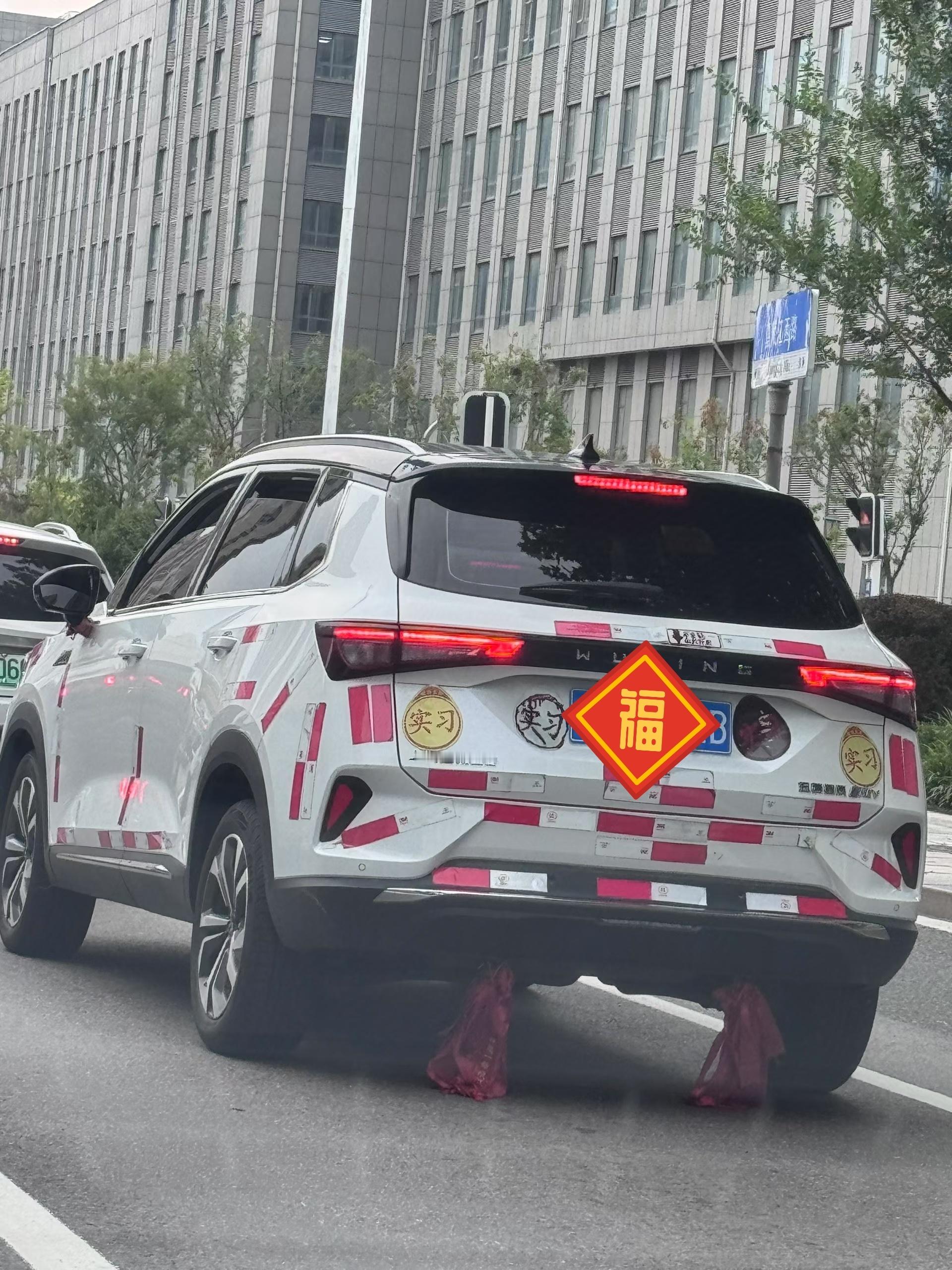 这位车主真是把车身醒目程度，做到了极致[笑着哭][笑着哭][笑着哭]谁要是