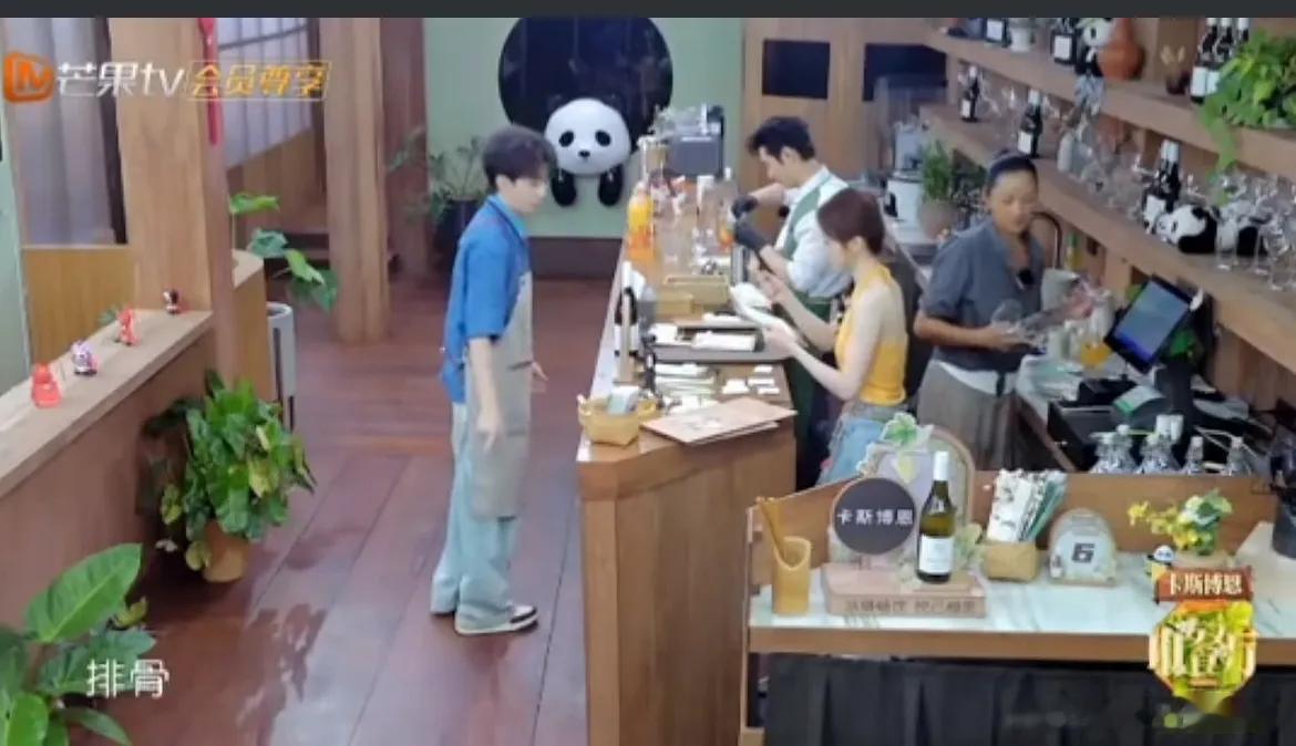 难怪网友热议张雅琪这段画面，观感确实让人无语。王俊凯接连三四次提醒她给客人上餐具