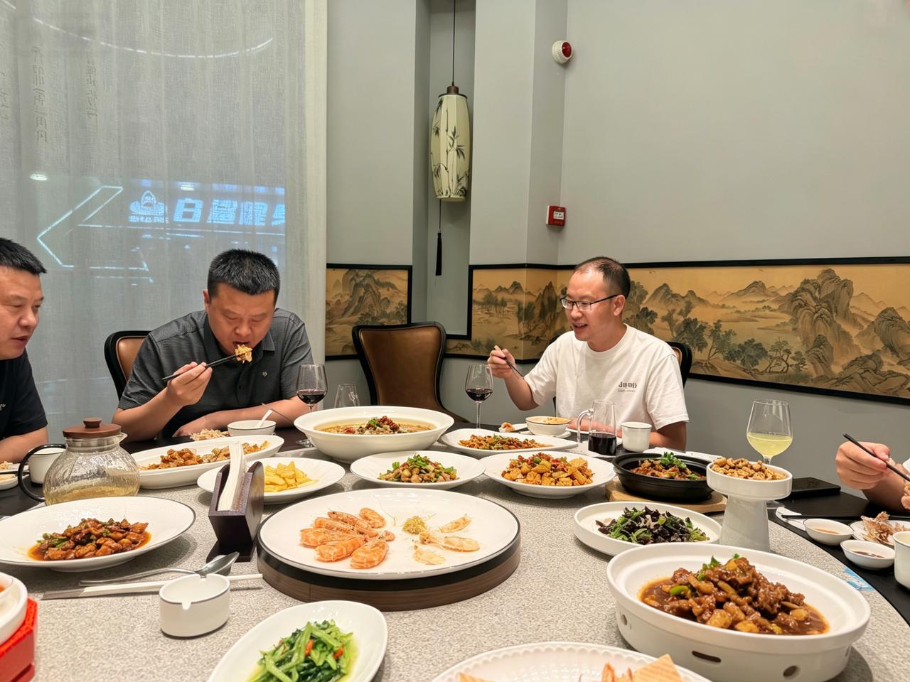 你想在交易市场赚到钱，一定要跟高手混、往他们身边凑，吸他们的能量和气场、学真技术