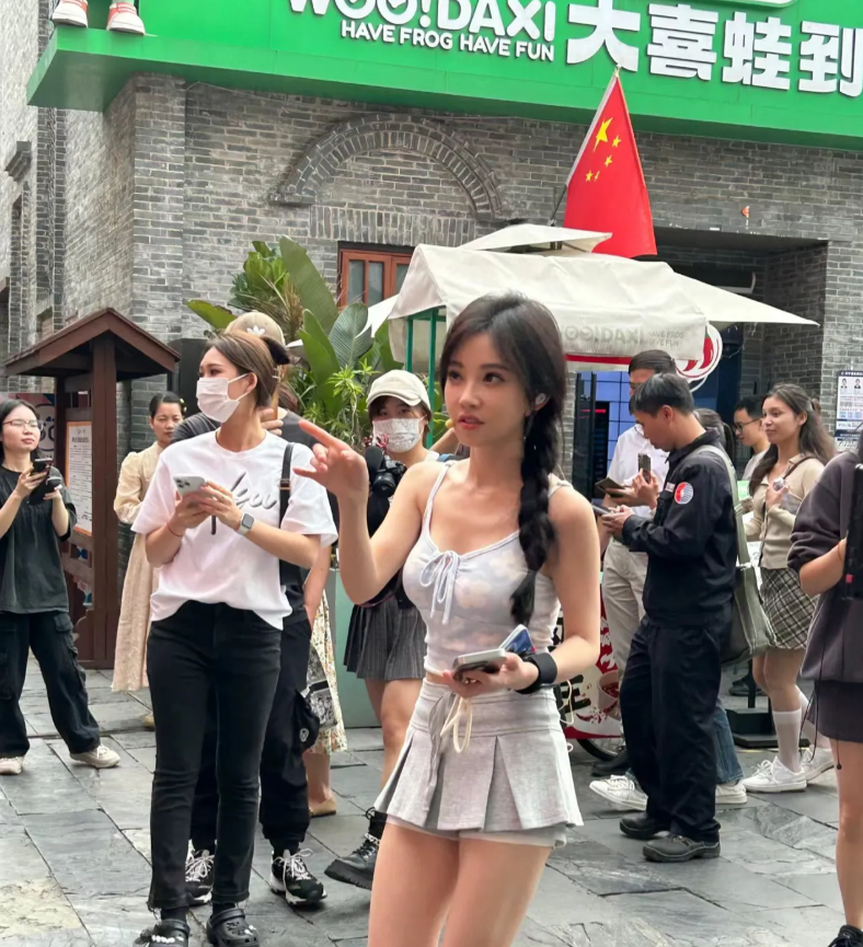 偶遇冯提莫，本人真的超小一只很精致，穿了厚底鞋也不到1米5，很瘦很白，因为穿的太