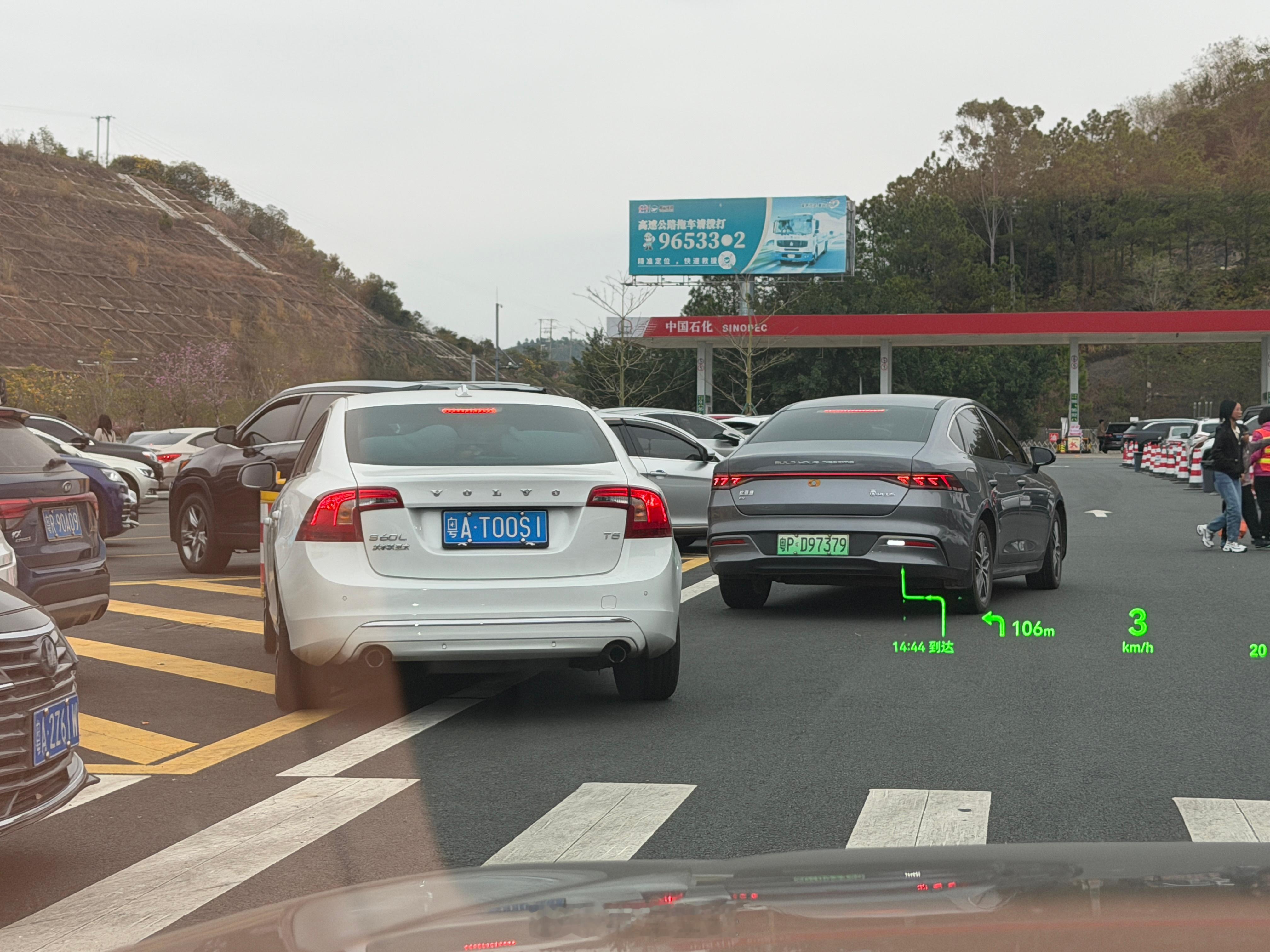 前车在倒车入库，后车直接怼进去了大年初一的，如果你是前车司机你会下来骂白车吗