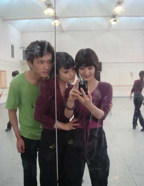 杨幂大学期间在北京电影学院上形体课的照片，还真是第一次看到