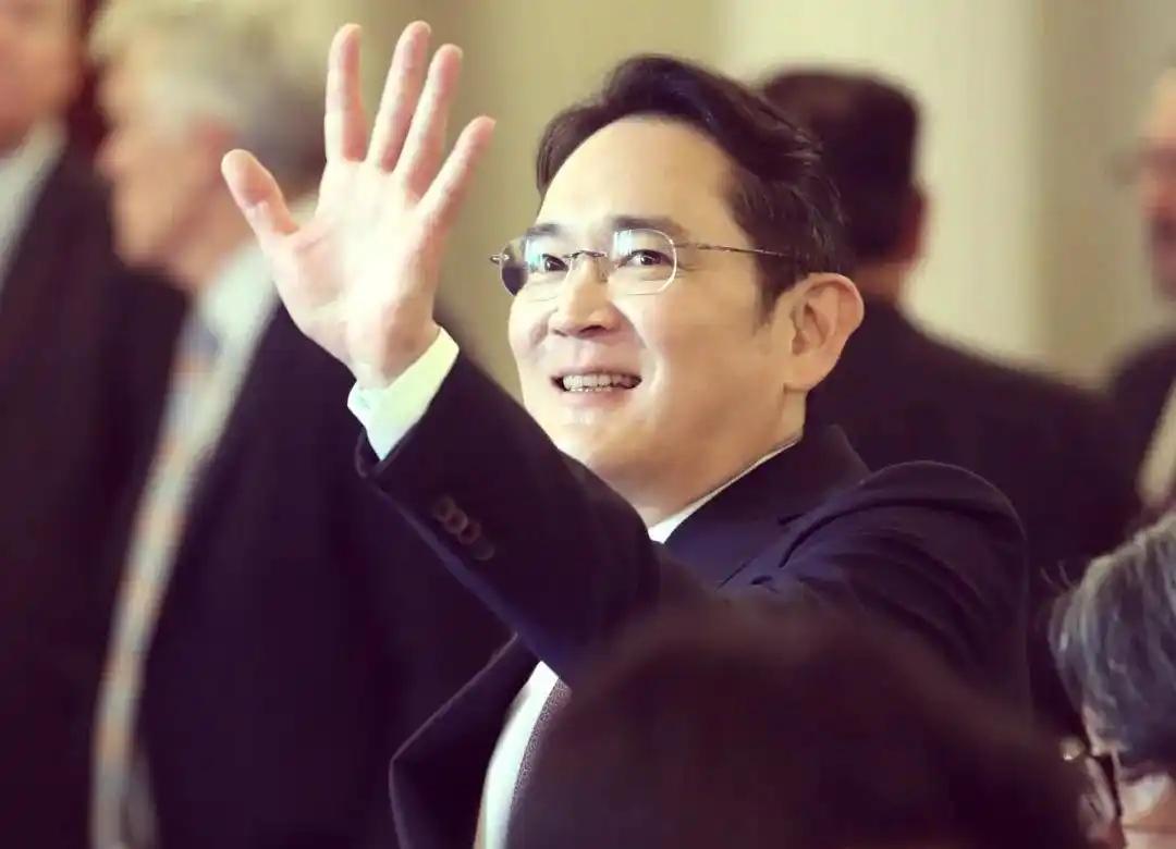 韩国社会长期存在两个突出现象，一是建国七十多年，十几任总统大多结局不佳，二是总统