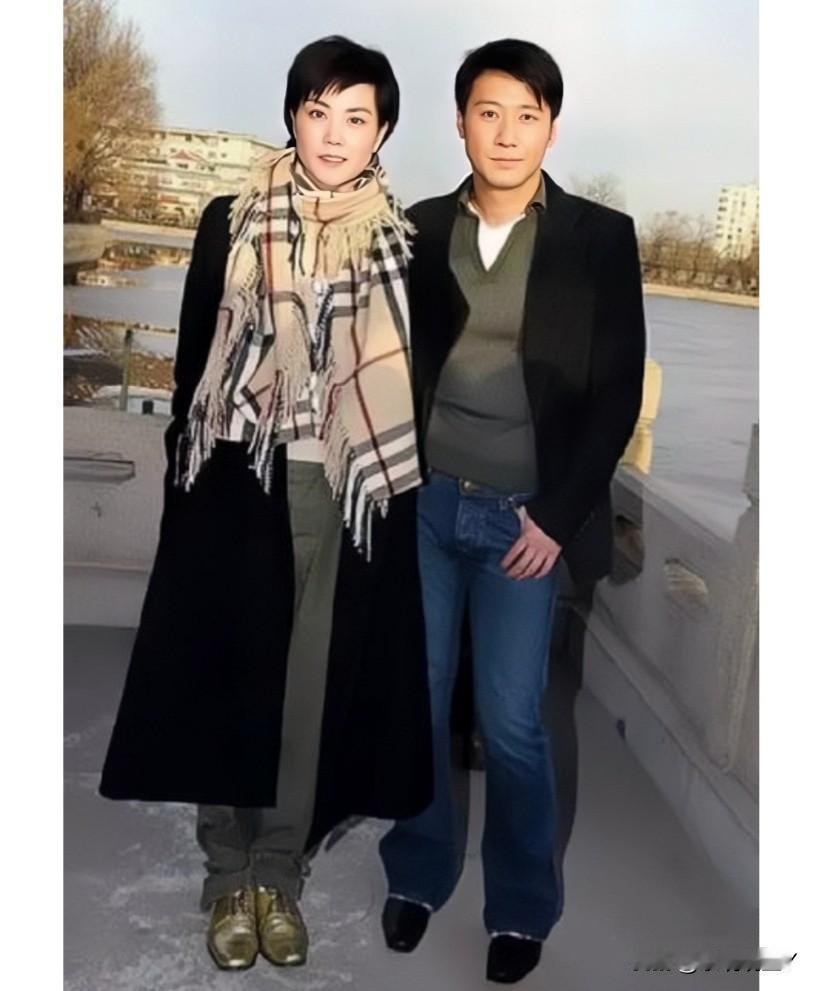 这是2004年，35岁的王菲和38岁的黎明在北京后海的合照。一个是天后，一个是天