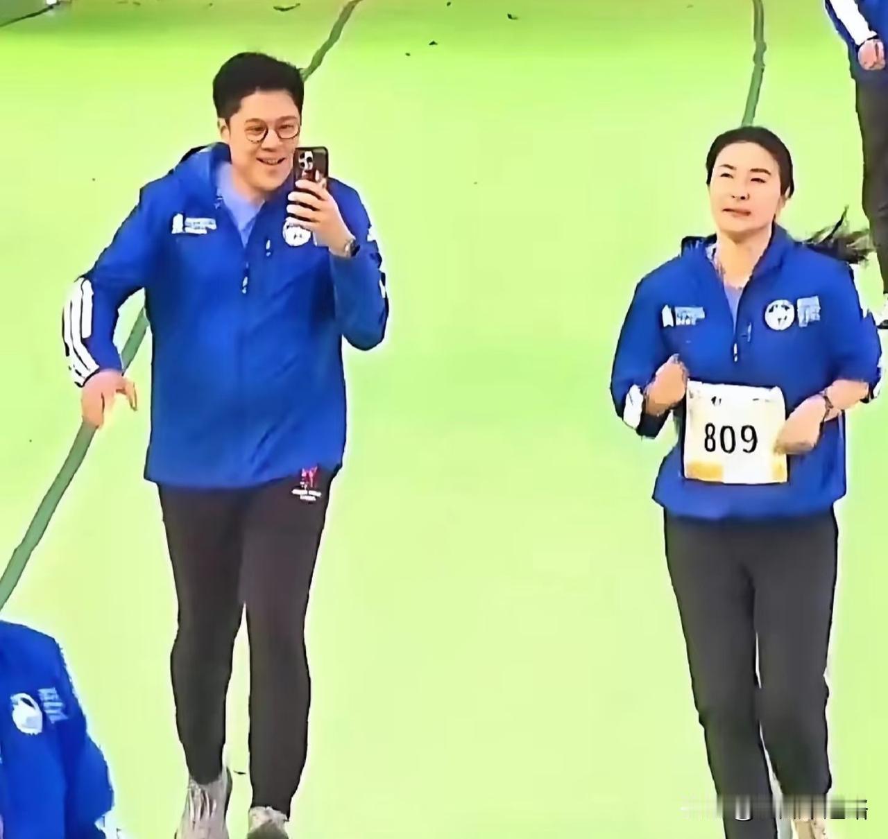 我邻居阿姨昨天去跑香港马拉松了，回来就跟我聊起郭晶晶和霍启刚的事。她说夫妻