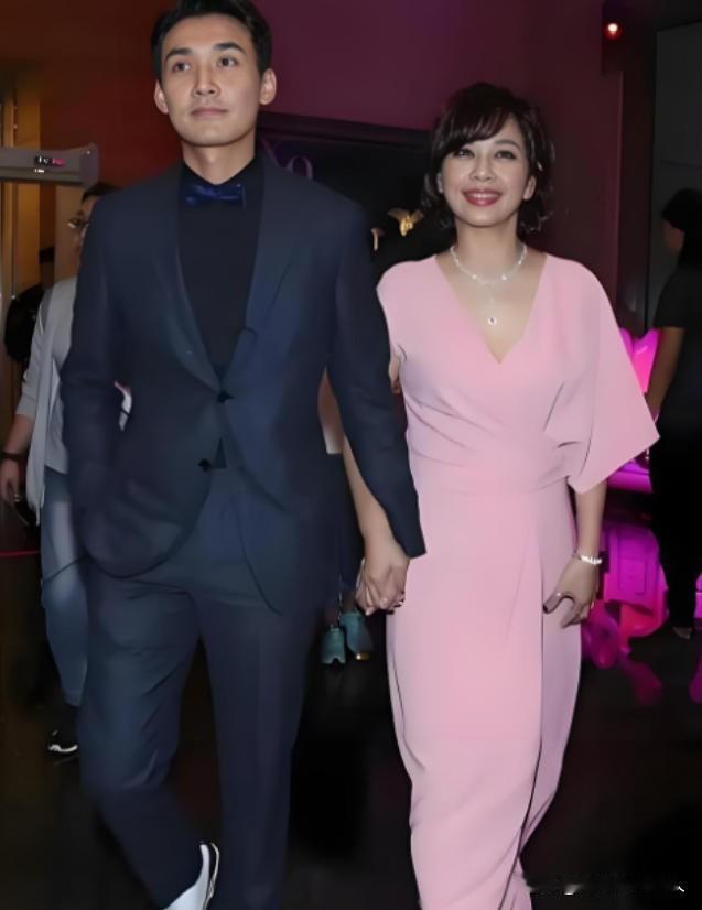 他26岁那年，拼命追一个34岁、有病、不能生、还穷的女人。所有人都说他疯了。他妈