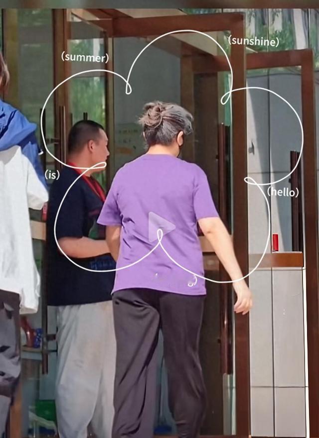 网友偶遇59岁江珊，虎背熊腰满头白发，和买菜大妈没啥区别提起江珊，当年凭《