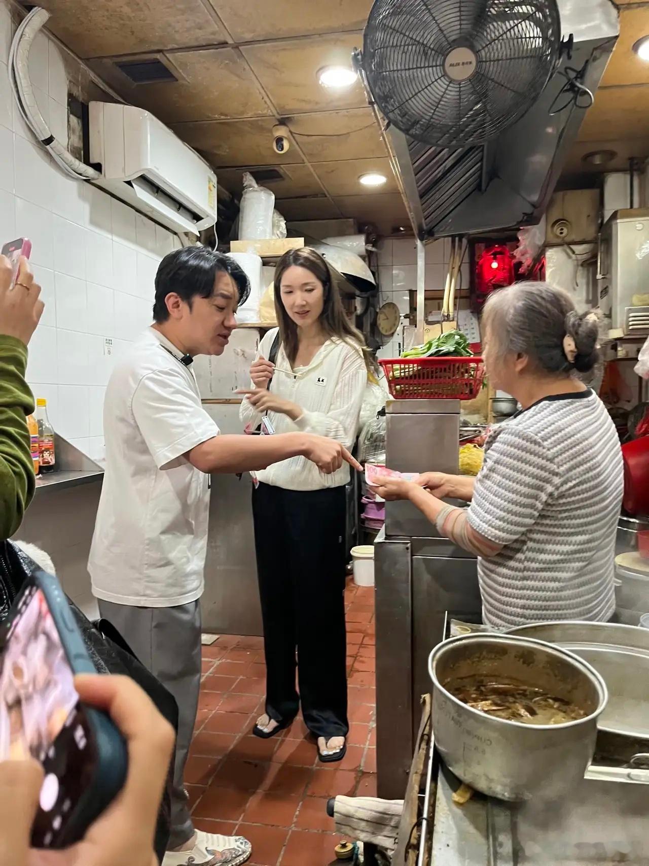 46岁王祖蓝和老婆李亚男深夜现身香港一家苍蝇小馆买车仔面，夫妻俩打扮低调朴素，本