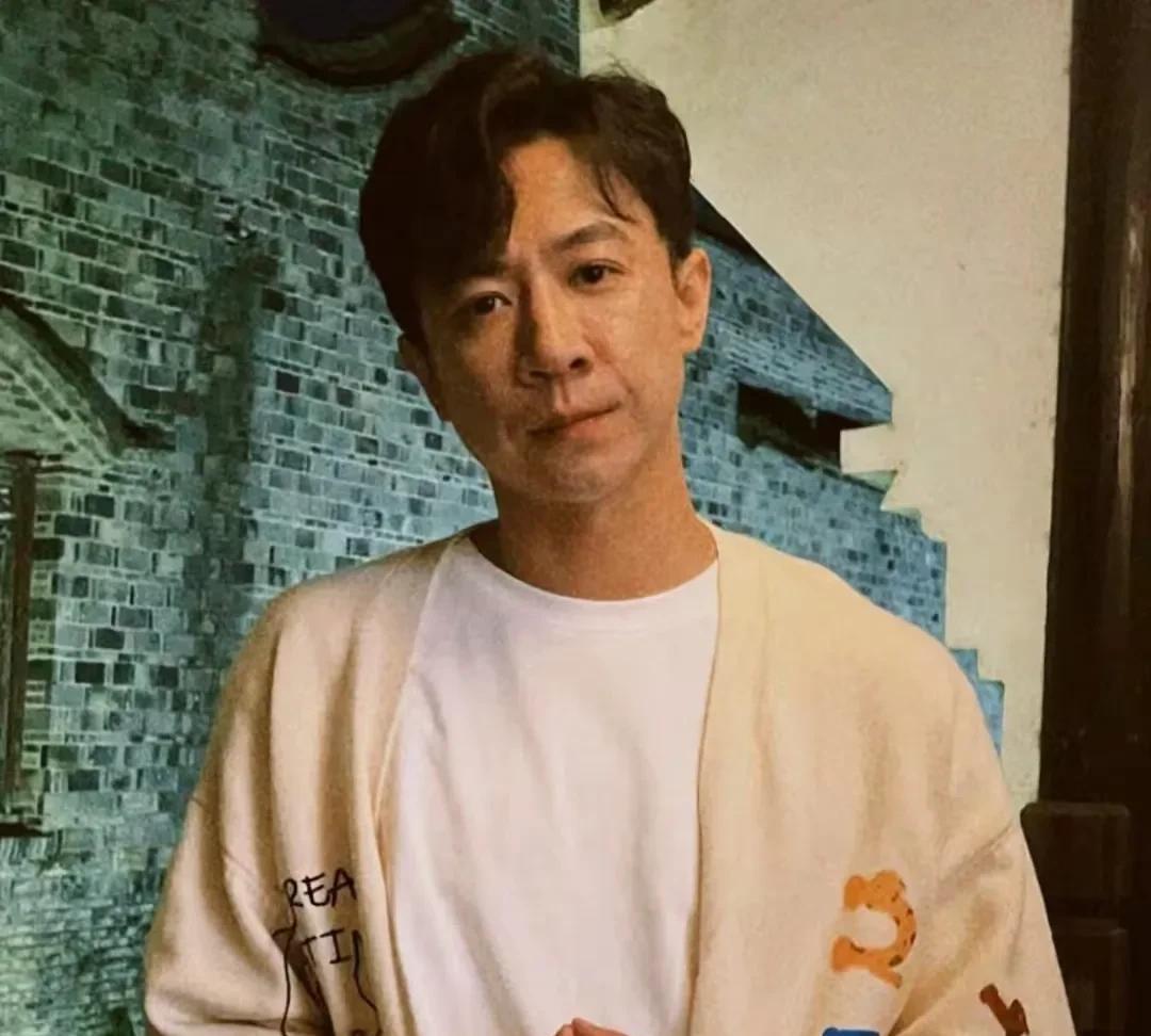 没人觉得，张维伊挺可怜吗？他现在就像是突然跑错了赛道的一个穷人，误入了一个他完全