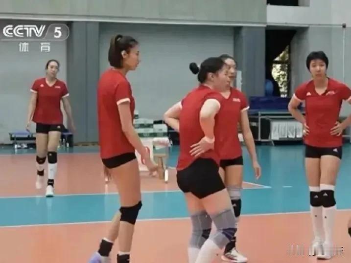 央视曝光中国女排2025世联赛北京站主力阵容，王媛媛、王梦洁两位老将率五名新人出