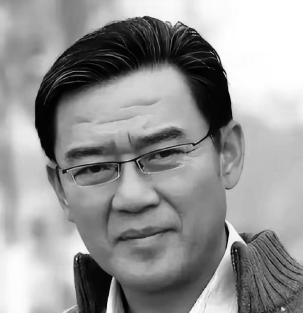 1989年，李立群在台湾红了。老爸小心翼翼开口：“河南还有你个异母大哥，你如今出