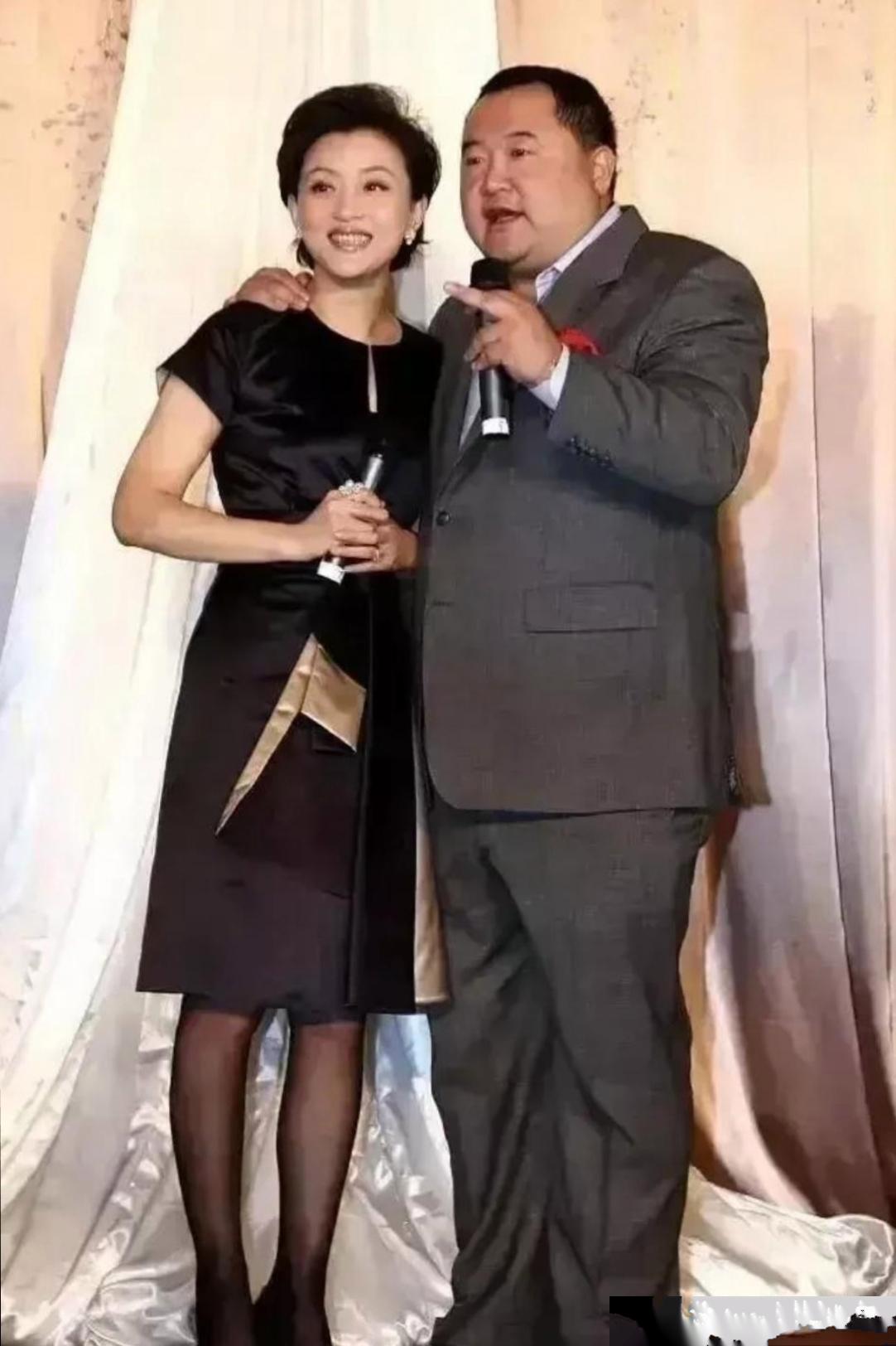 1994年，26岁的杨澜非要和银行上班的丈夫张一兵离婚，转身嫁给了体重2