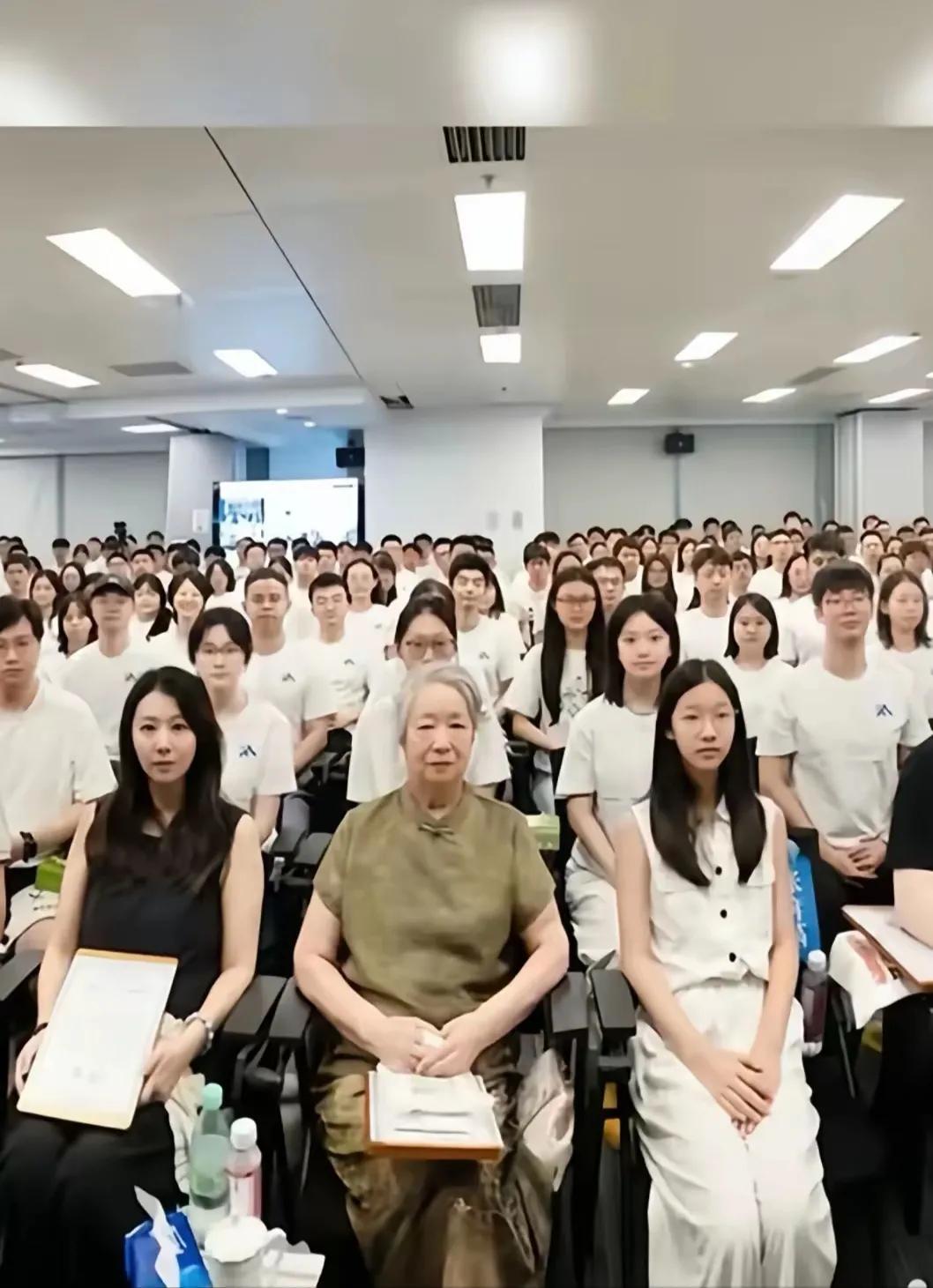 张姩菡参加父亲公司的股东大会，显得有点胡闹，毕竟11岁的孩子其实什么也不懂，去了