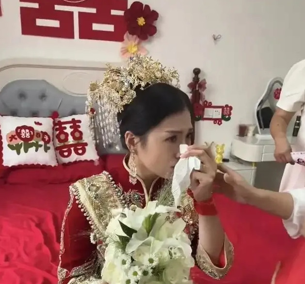 河南女子遭家暴，被婆婆扒衣，公公猛踹，婆哥掐脖，姑姐咬断手指博主“哼哼”在20