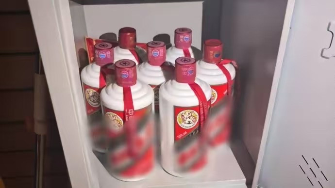 “好大胆的偷梁换柱！”上海，一男子拿着高档白酒，去餐厅请客，喝酒时感觉口感不对，