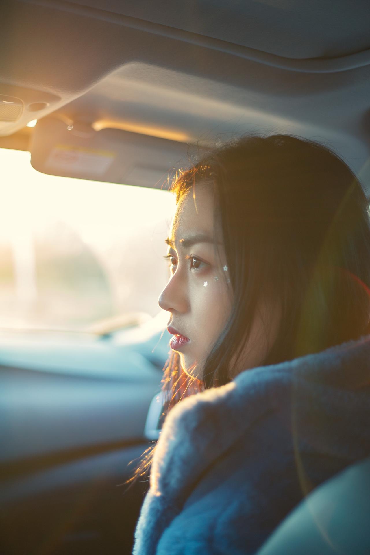 冬日车内人像随拍摄影氛围感车内拍照拍出电影感