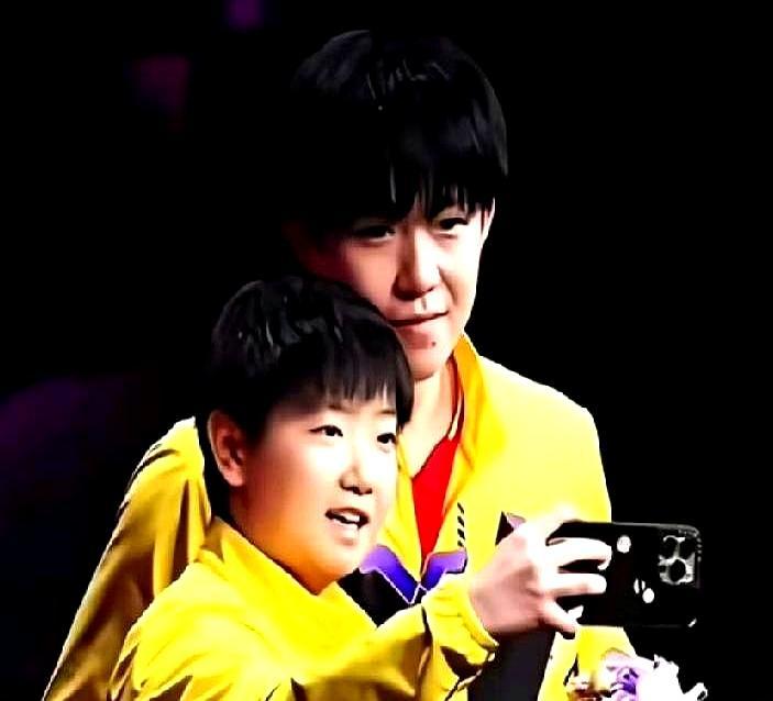 场上敢闭眼回球，是因为知道身后站着的是她。二十出头的王楚钦，嘴里反复念叨着