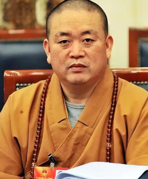 又有大瓜了！释永信刚被查，师妹释永梅就被翻出老照片。2003年那张合影里