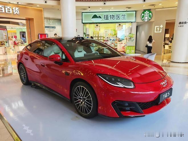 别光盯着参数！2026成都车展更像一面镜子，照出家用车实实在在的变化。不再