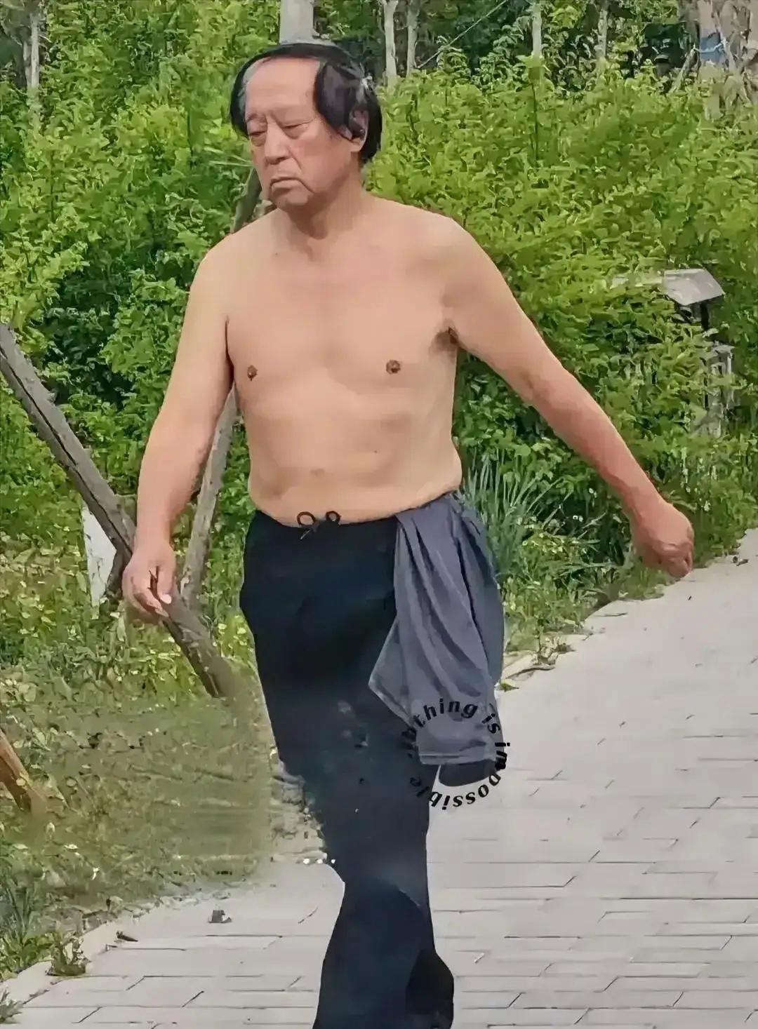 相声演员牛群太落魄了，一人逛公园，头发都白了，关键还秃顶，穿的鞋子鞋底都磨破了，