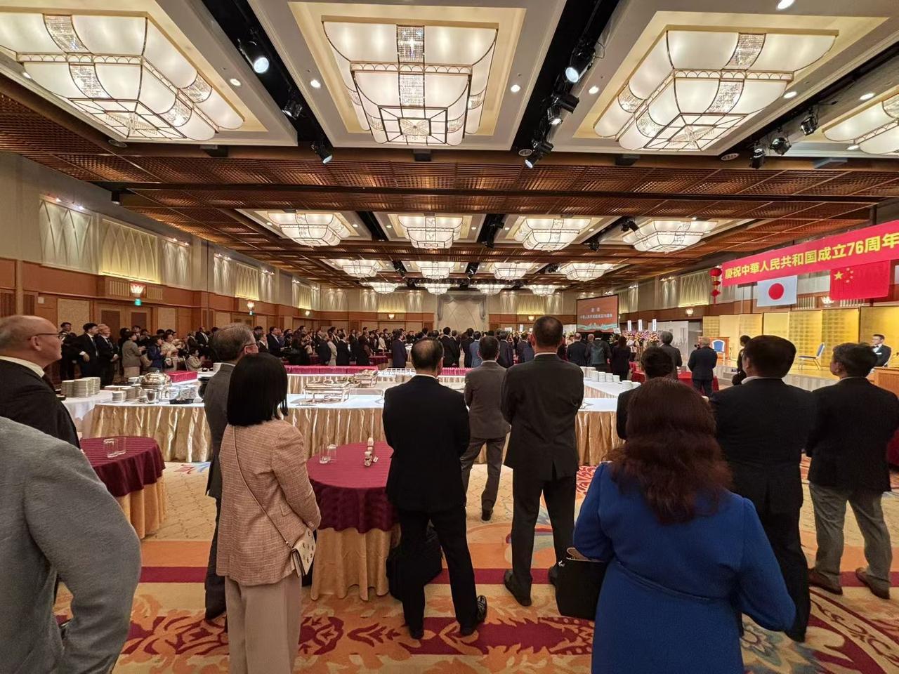 我发觉如今各高校评定副高职称的条件，竟是二十年前评定正高职称的条件，甚至比那时评