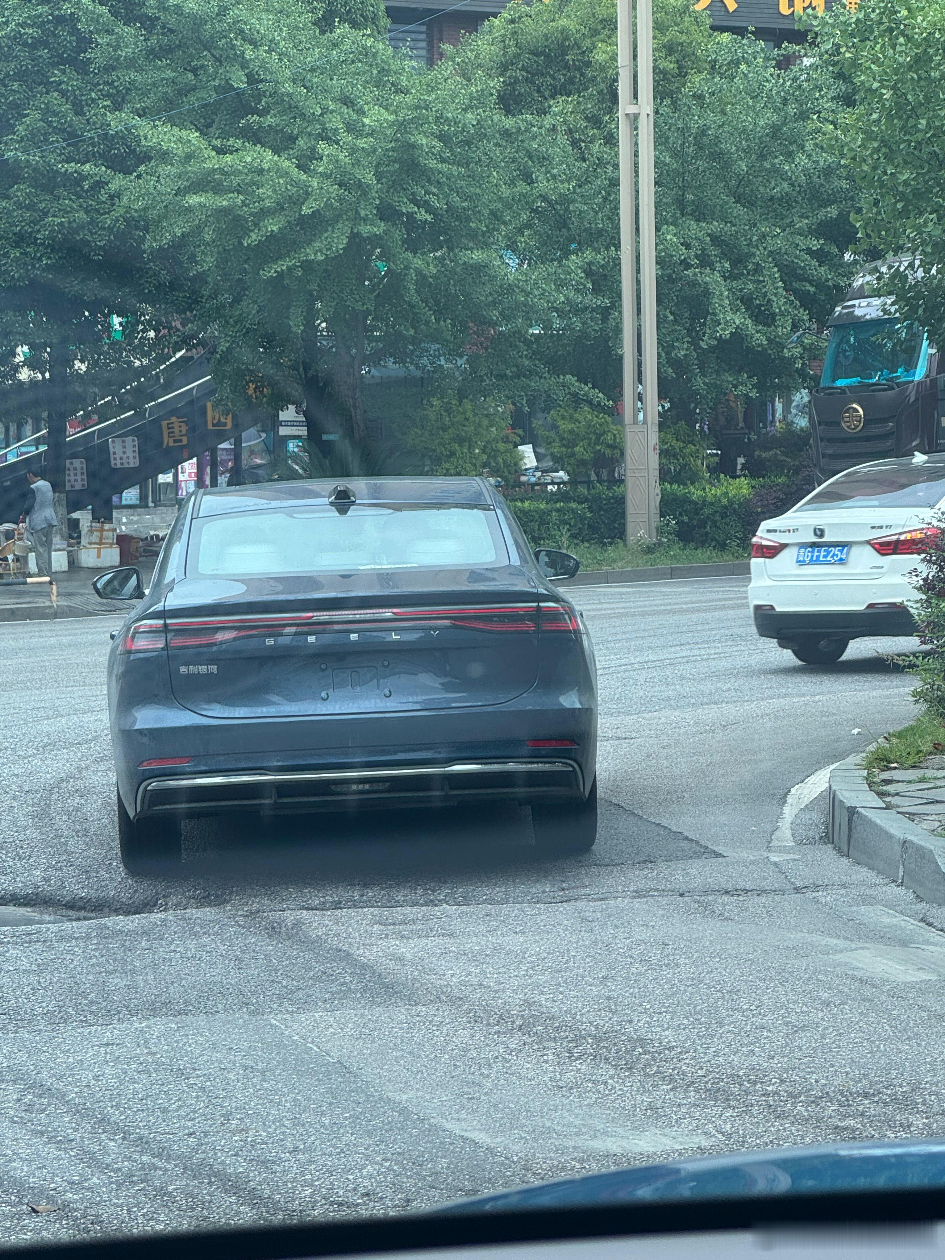 我看到了什么？这是银河A7吗？路上看着比秦L真的是大好多吉利银河吉利银河A7