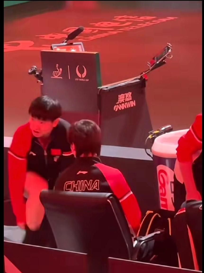 孙颖莎穿裤子都能萌到犯规！谁能想到穿个裤子都能这么可爱啊！孙颖莎站着单脚蹬