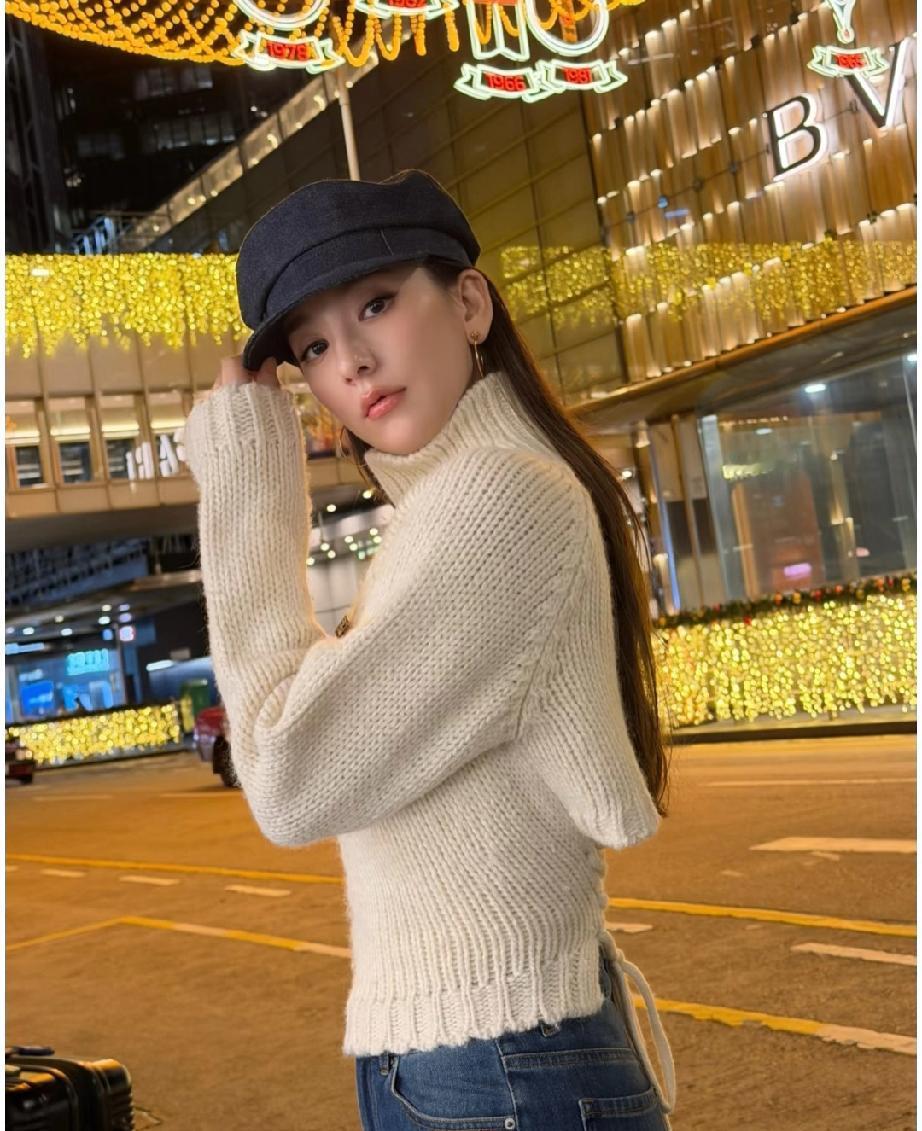 方媛出月子逛圣诞集市，已经是三个孩子妈妈了，身上还有少女感，果然有钱就是好，生完