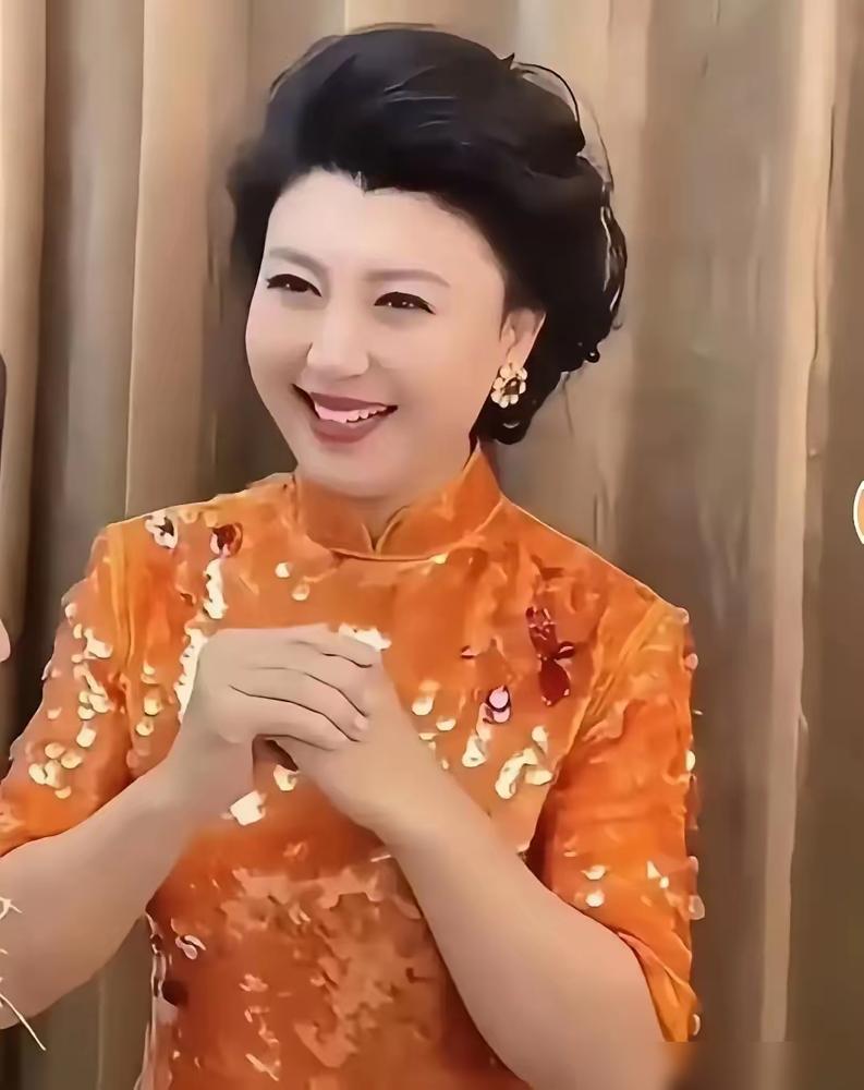 “国民媳妇”闫学晶彻底凉了！哭穷40万不够养家，家底被扒光靠农村媳妇人设火