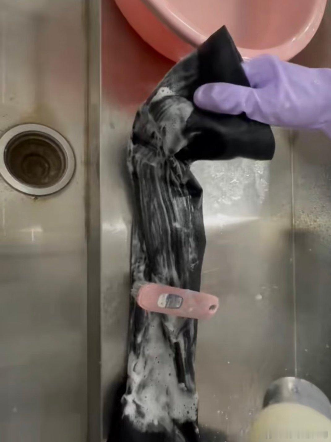 哈哈哈真的是辛苦妈妈了。给我刷绒面大长靴。​​​