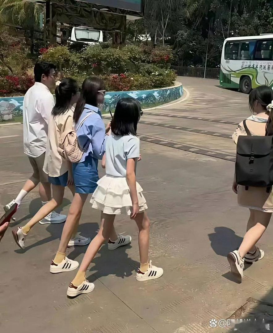 当年陆毅一眼就被鲍蕾的长腿吸引，如今一家四口全员大长腿，满屏优越身材简直目不暇接​
