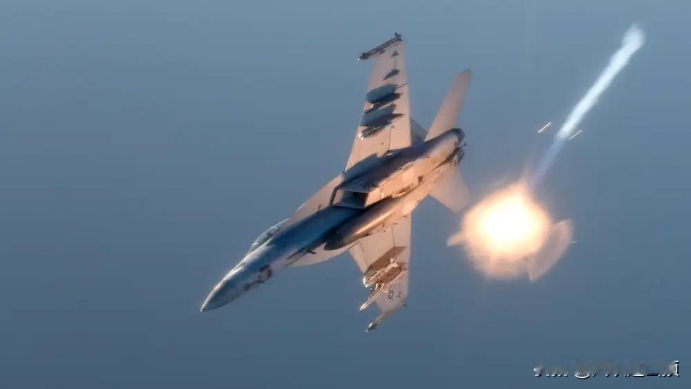 美国飞行员万万没想到，竟会遭到本国海军舰艇的开火。当时，他正执行空中加油任务，准