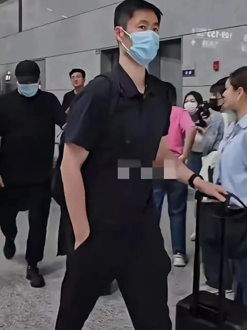 有人说王励勤是收拾残局有人说王励勤是“受命于危难”；有人说王励勤是拨乱反正；