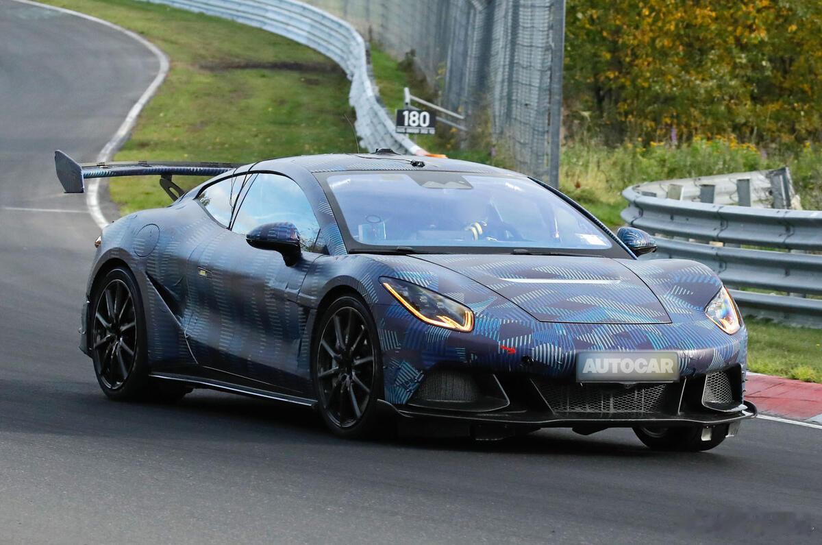 外媒又在纽博格林拍到了比亚迪腾势Z跑车，拥有线控转向技术、磁流变悬架。“Z”可能