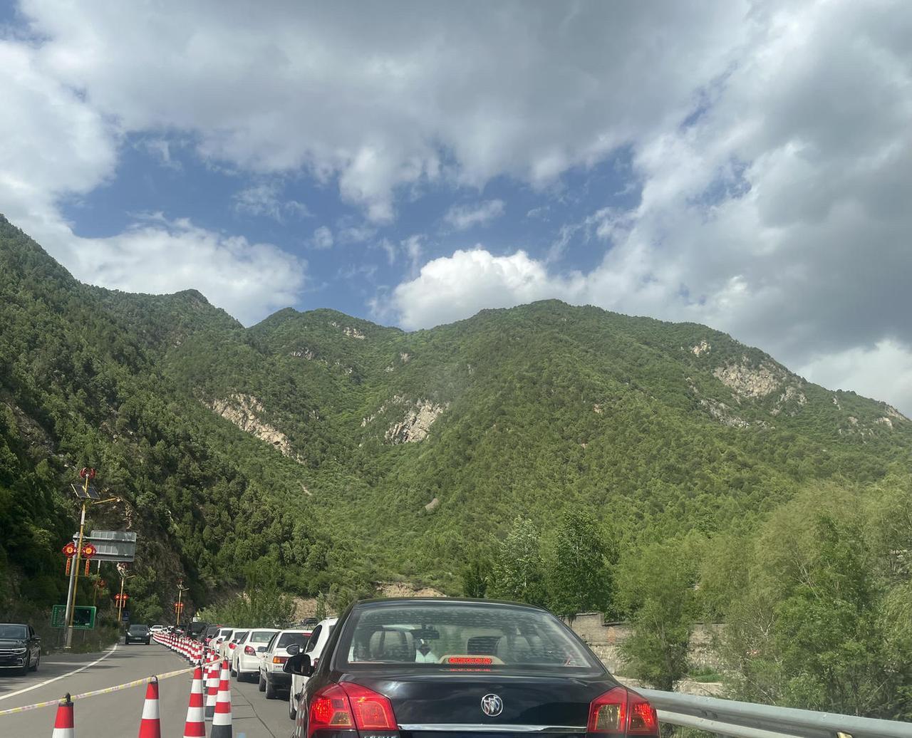 去过不少景点，七里峪是目前唯一一个让我拍着视频要求退票的景点，管理混乱，不限流，