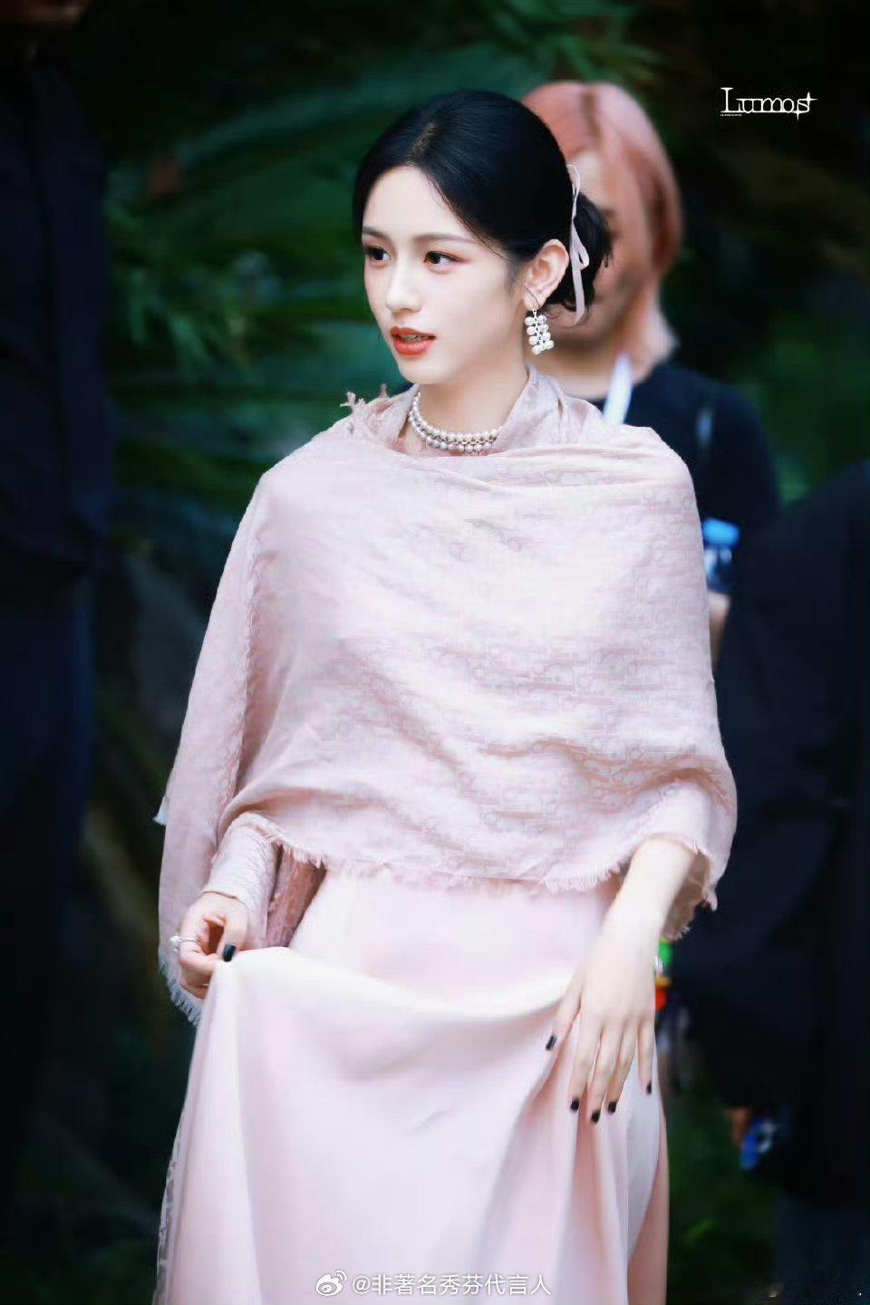 周也粉色吊带长裙温婉大小姐简直不要太漂亮了​​​