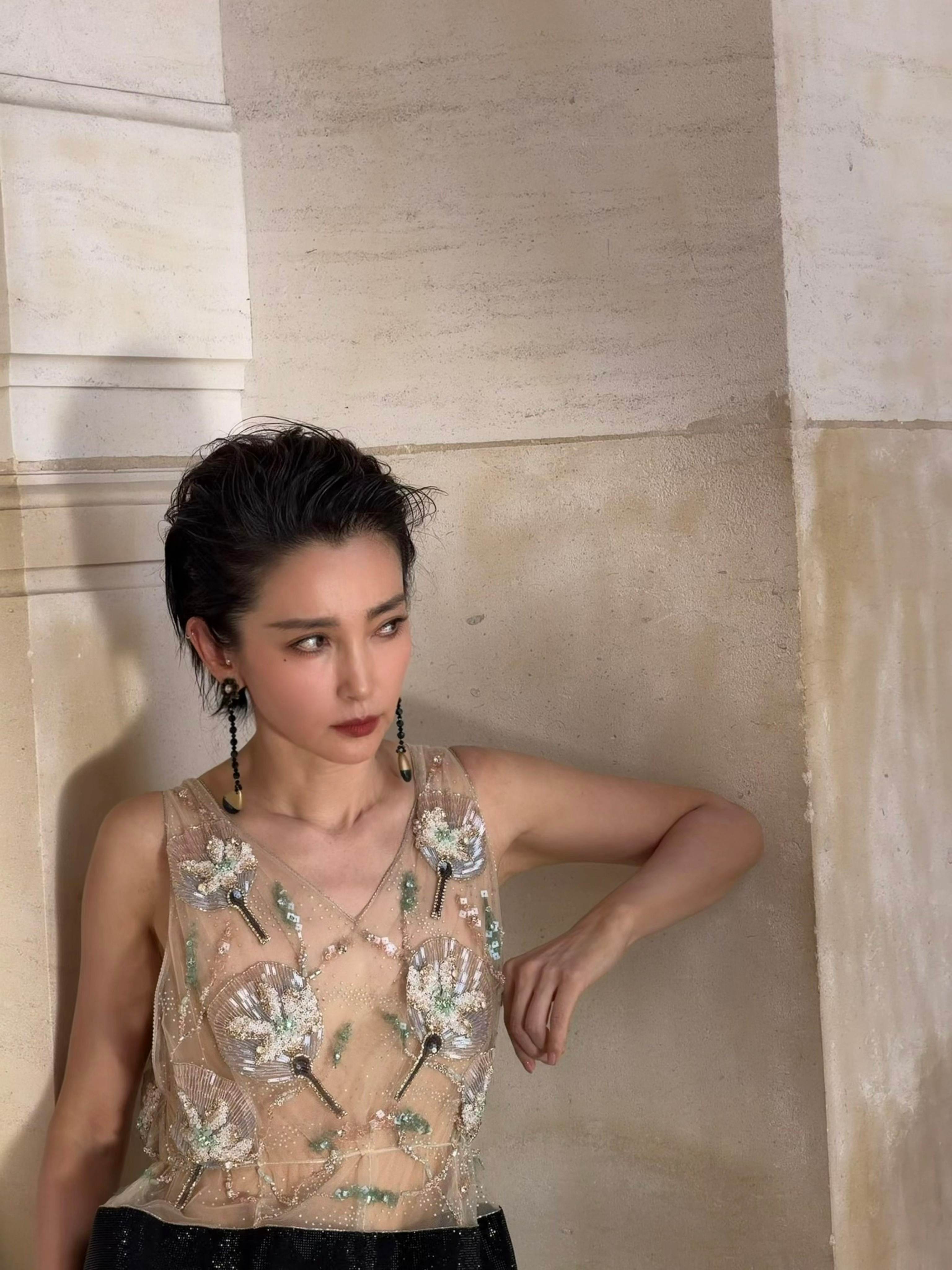 李冰冰新look完全妈咪级别谁懂李冰冰这套巴黎造型的含金量！浅透刺绣吊带+流光黑