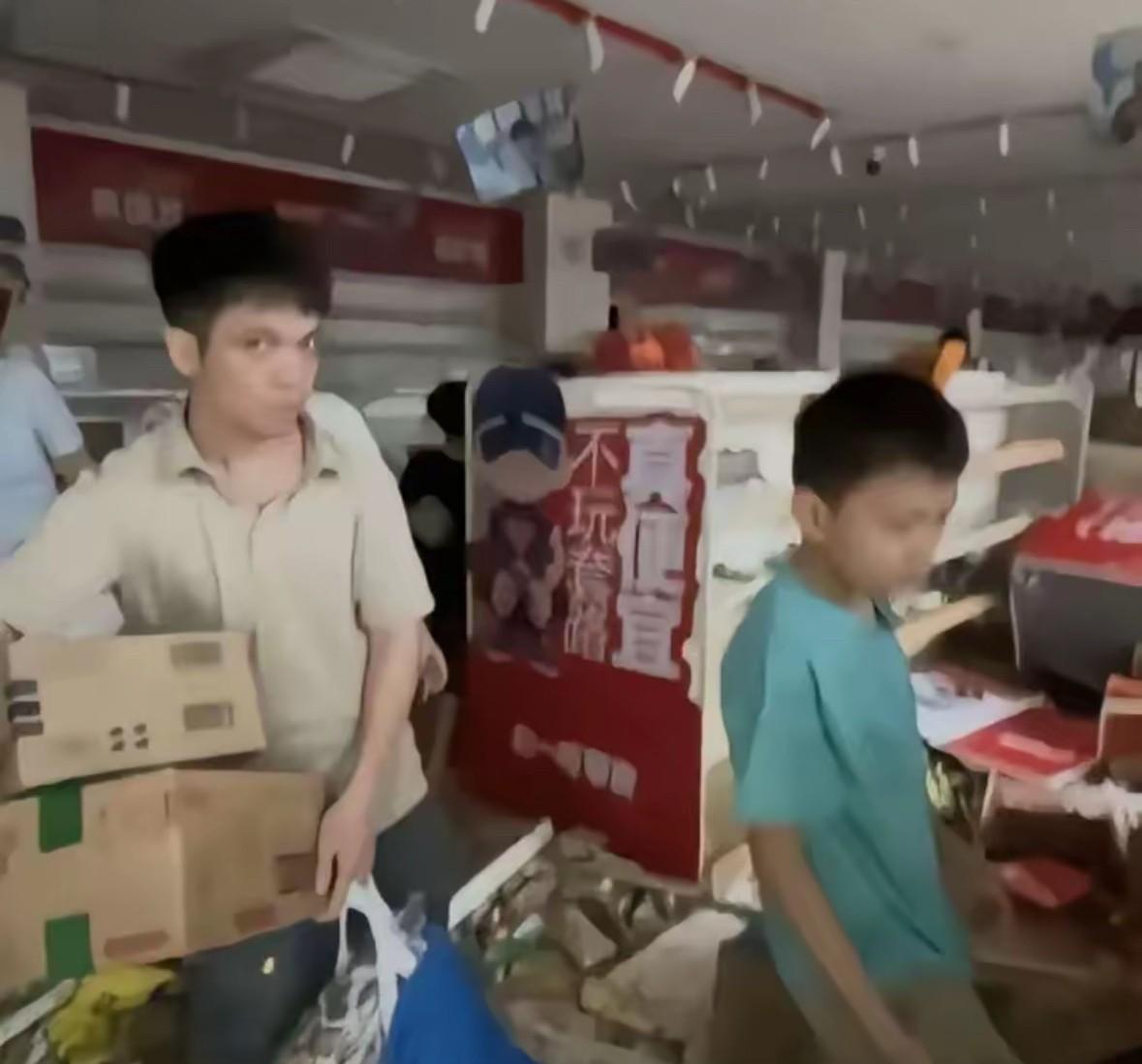 广东肇庆怀集一场洪水引发的事，让全国人民都知道了，18号洪水实在太大，赵一鸣超市