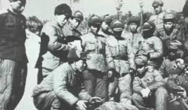 1951年，入朝的铁道队，意外抓住个“奸细”！队长下令搜查，不料那人一把扯掉棉衣