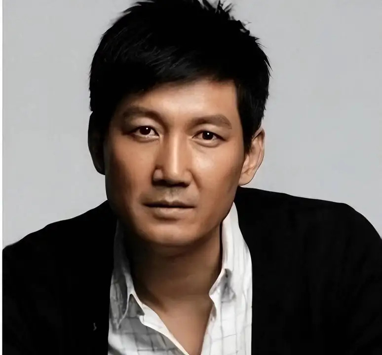 知名演员李崇霄离世4年，德国妻子不愿改嫁，如今女儿活成骄傲引言李崇霄离世后，外界