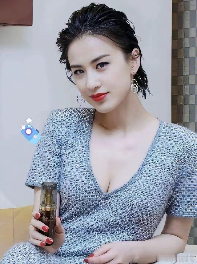 黄圣依频繁主动示好，周星驰却连一个眼神都不想回，这真不是星爷小心眼，而是当年她把