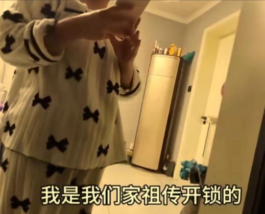 一个10岁的孩子，拎着一套开锁工具出现在陌生人家门口，这件事本身就够让人错愕
