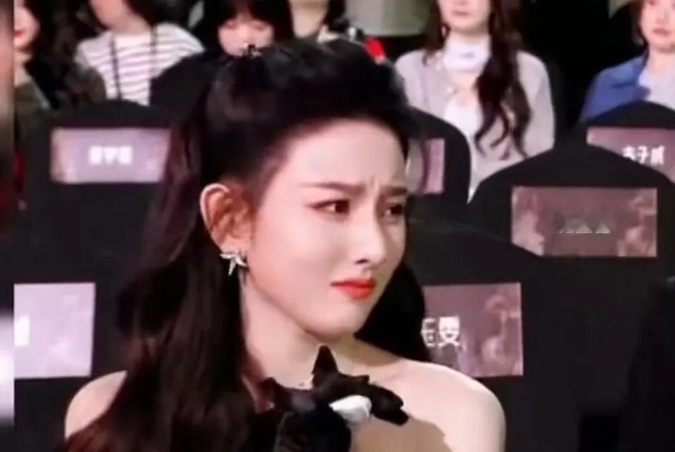 当全网都在解码宋祖儿那个白眼时，檀健次一句话让所有人闭嘴了。昨晚盛典，他唱《着