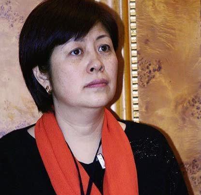 2005年，王京花带着几十名艺人离开华谊，集体跳槽竞对手橙天娱乐，橙天娱乐的老总
