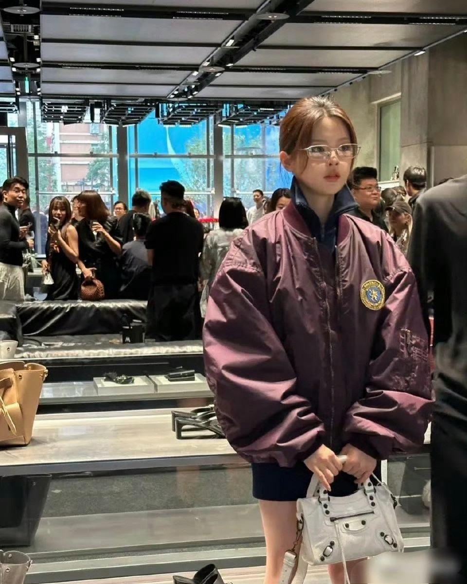 我去，杨超越也太可怕了，这脸好小好小，看着很精致