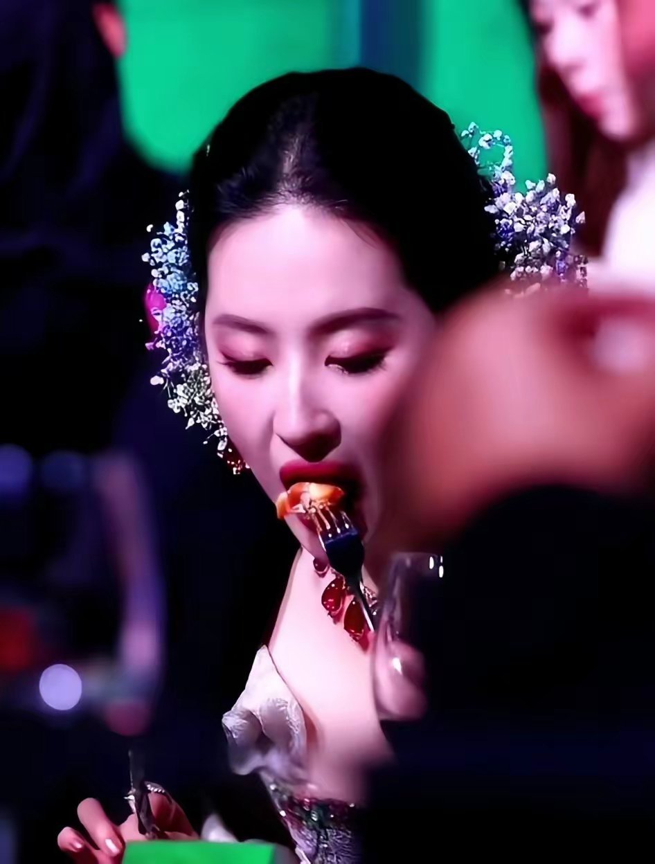 40岁不垮脸，她只靠吃肉和举铁​刘亦菲微博晒背肌那天，热搜炸了。​镜头里她大口啃